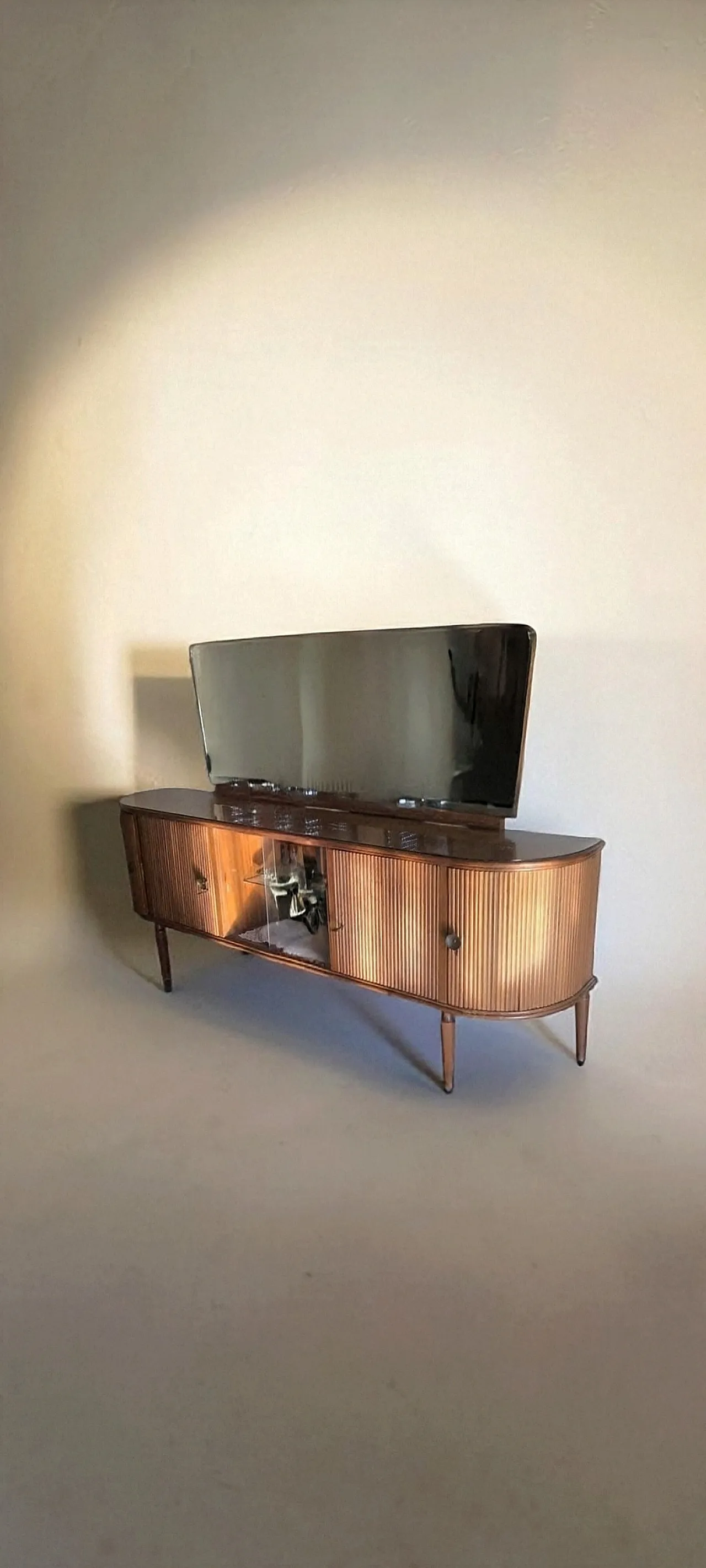 Credenza con vetrina centrale e ampio specchio, anni '60 8